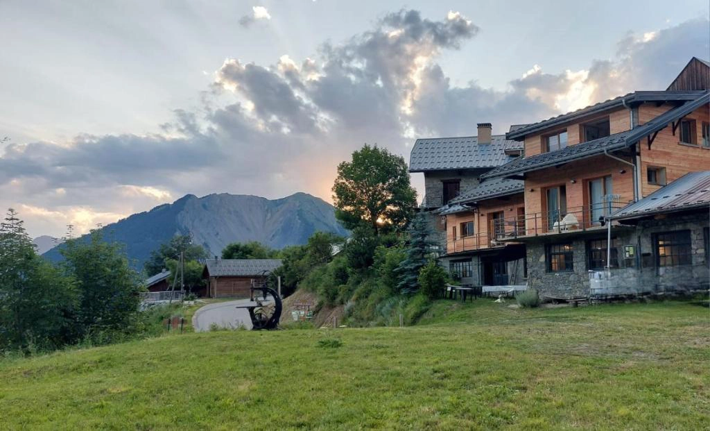 SCIERIE-GRANDE-OURS-PAYSAGE-MONTAGNE-GITE-EXTERIEUR